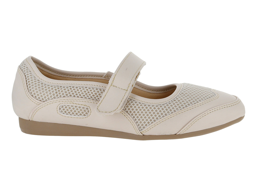 Zapato plano tipo ballerina color marfil con detalles de malla y correa de ajuste.