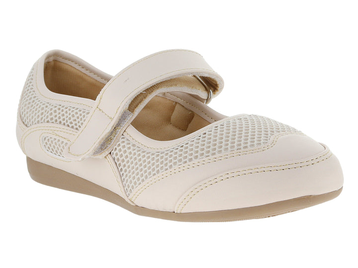 Zapato plano tipo ballerina color marfil con detalles de malla y correa de ajuste.