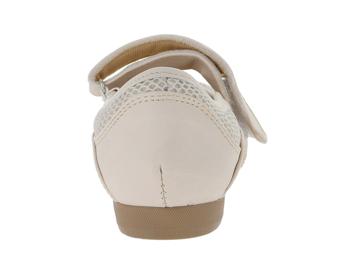 Zapato plano tipo ballerina color marfil con detalles de malla y correa de ajuste.