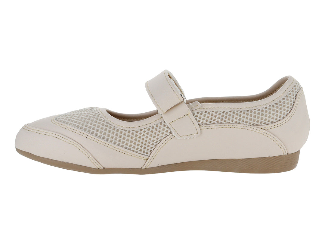 Zapato plano tipo ballerina color marfil con detalles de malla y correa de ajuste.