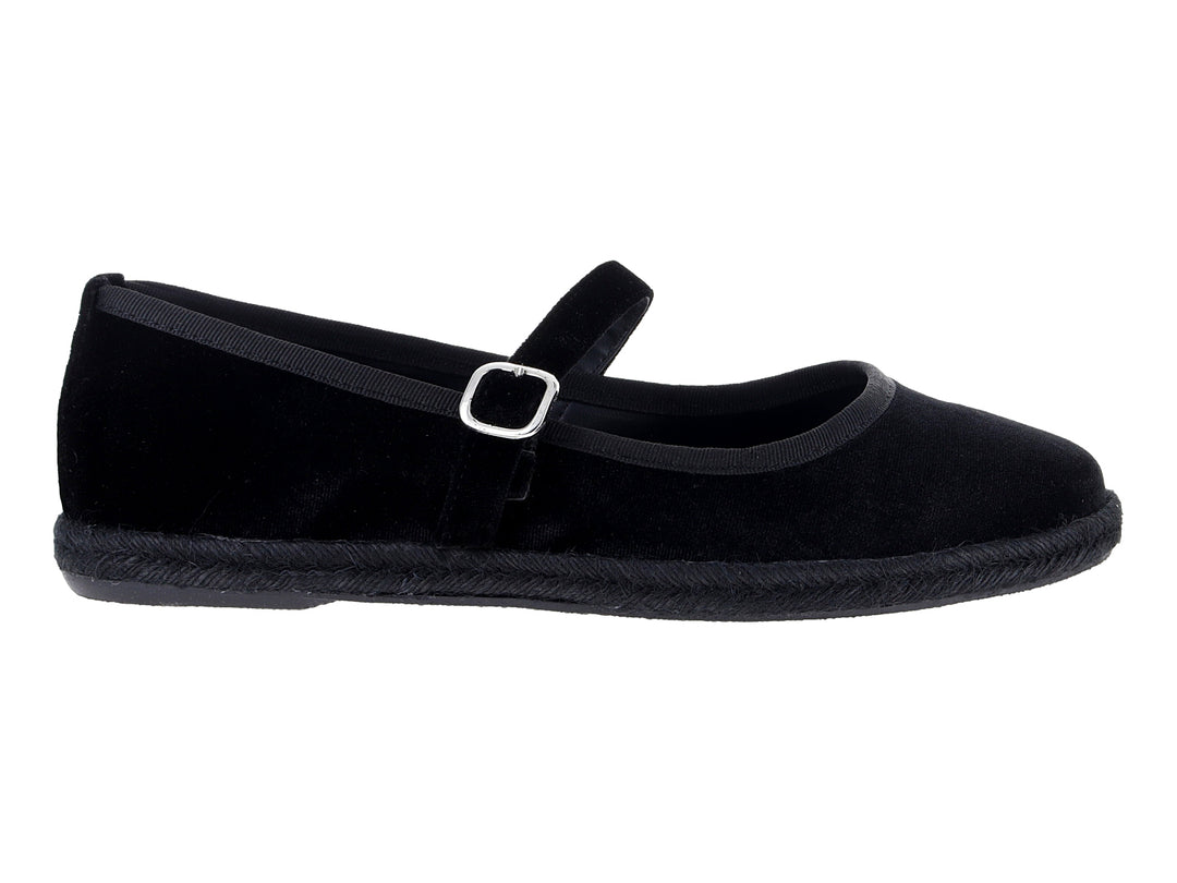 Zapato plano tipo ballerina color negro con acabado en terciopelo y hebilla metálica.