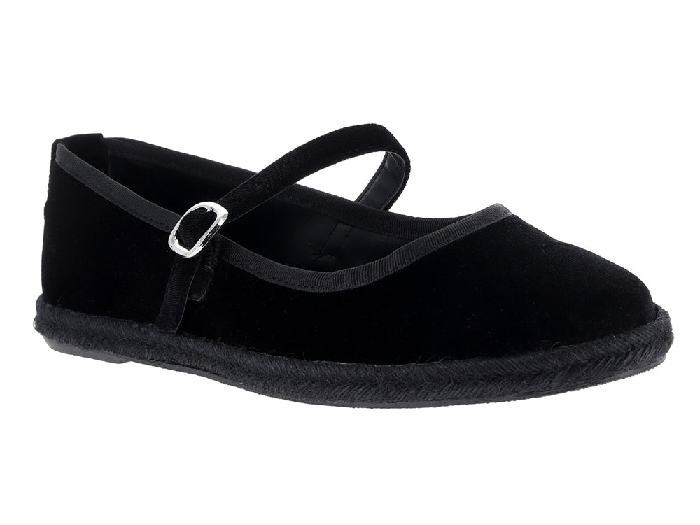 Zapato plano tipo ballerina color negro con acabado en terciopelo y hebilla metálica.