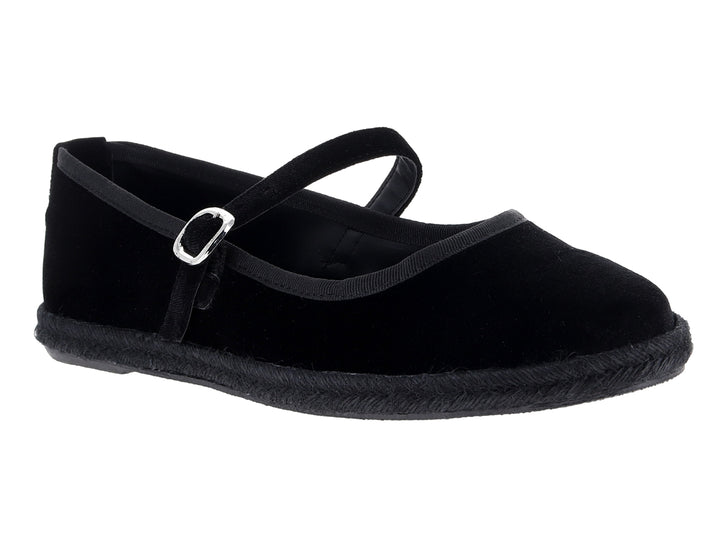 Zapato plano tipo ballerina color negro con acabado en terciopelo y hebilla metálica.