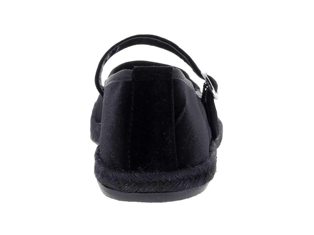Zapato plano tipo ballerina color negro con acabado en terciopelo y hebilla metálica.