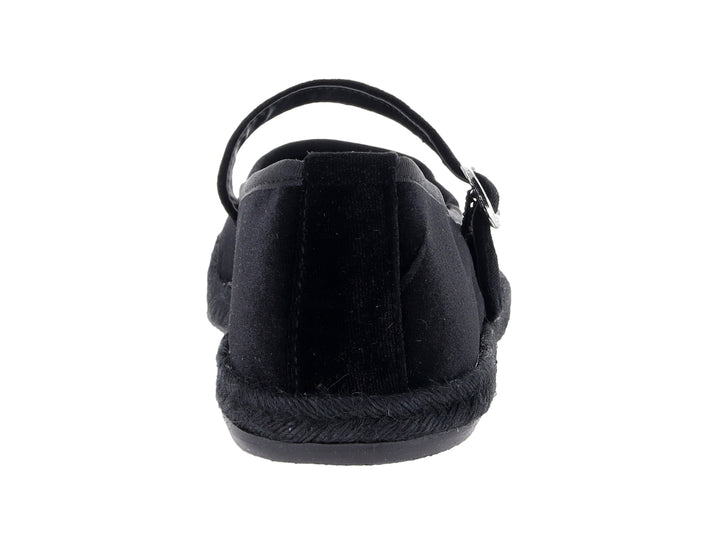 Zapato plano tipo ballerina color negro con acabado en terciopelo y hebilla metálica.