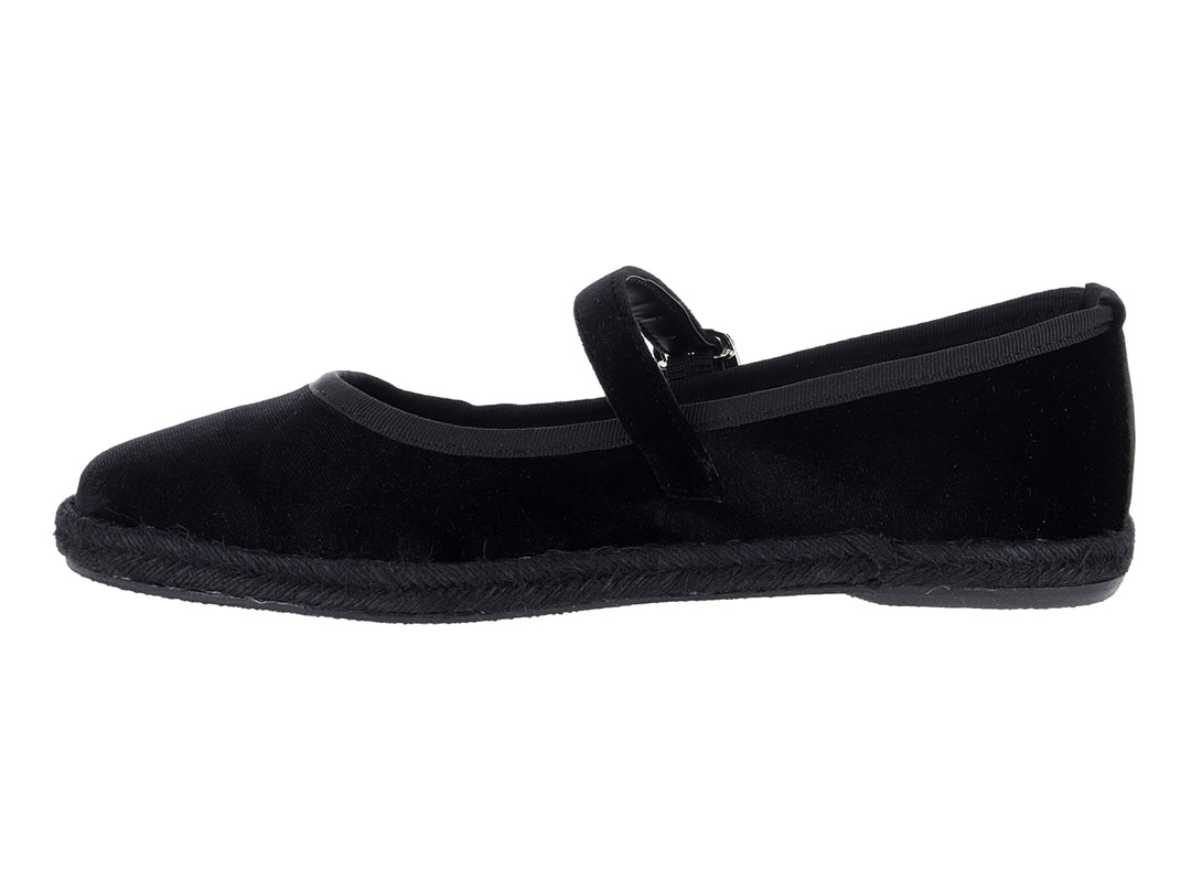 Zapato plano tipo ballerina color negro con acabado en terciopelo y hebilla metálica.