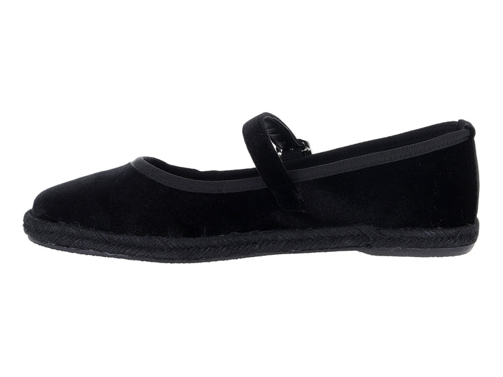 Zapato plano tipo ballerina color negro con acabado en terciopelo y hebilla metálica.