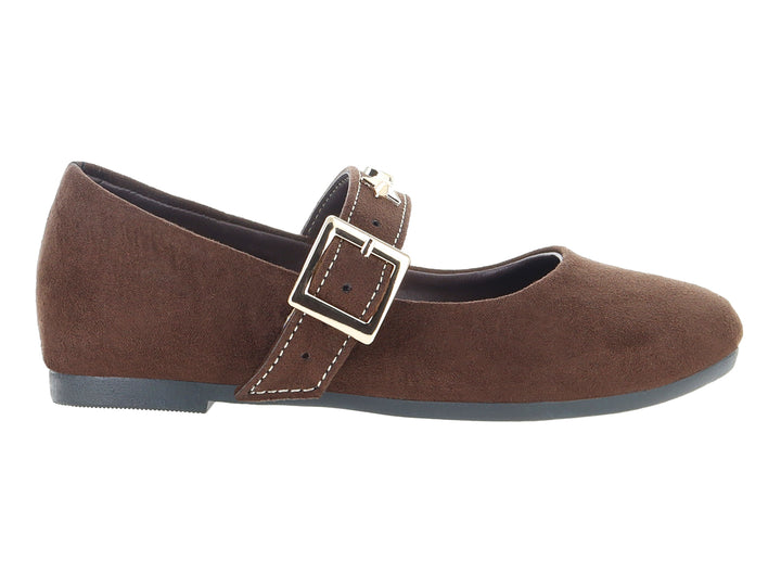 Zapato plano tipo ballerina color moka con detalle de hebilla dorada.