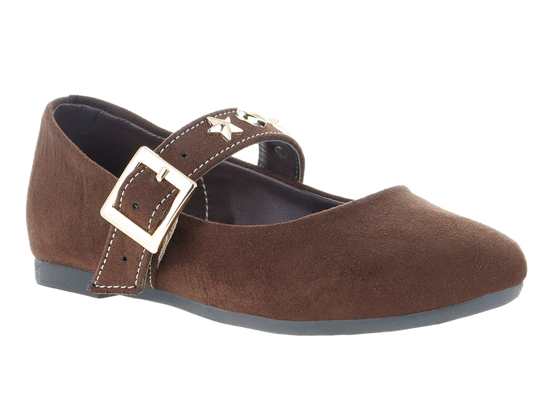 Zapato plano tipo ballerina color moka con detalle de hebilla dorada.