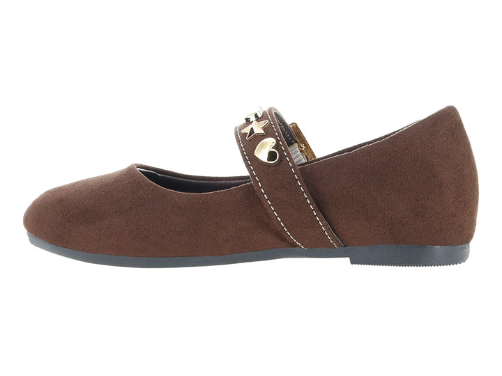Zapato plano tipo ballerina color moka con detalle de hebilla dorada.