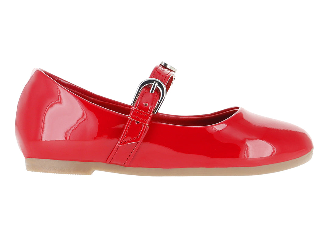 Zapato tipo ballerina de charol color rojo con correa y hebilla plateada.