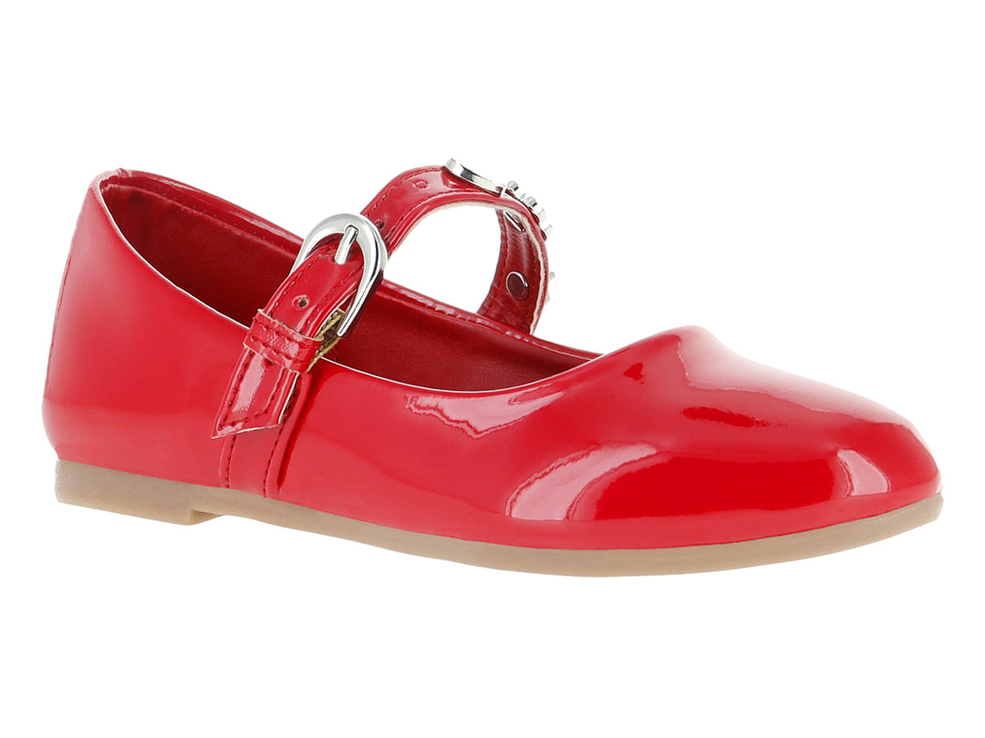 Zapato tipo ballerina de charol color rojo con correa y hebilla plateada.