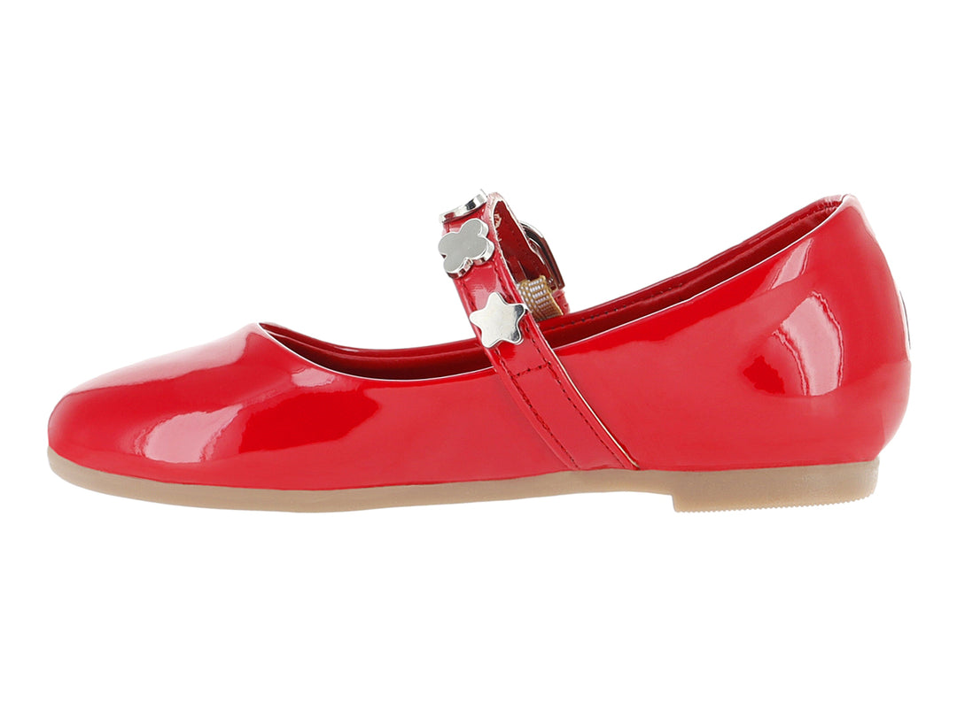 Zapato tipo ballerina de charol color rojo con correa y hebilla plateada.