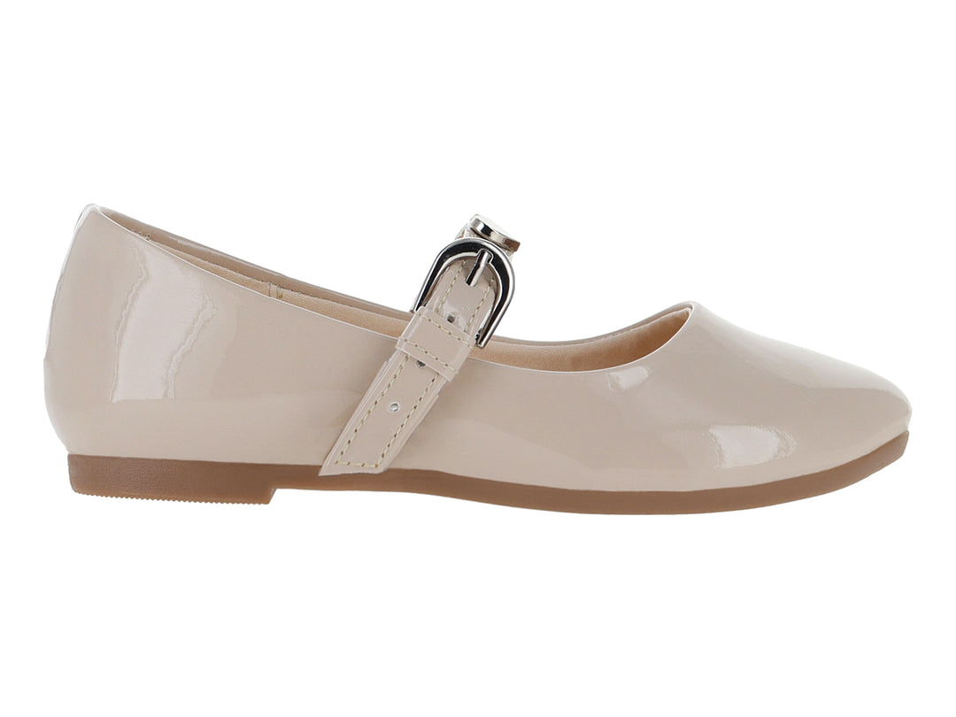 Zapatos planos tipo ballerinas de color avena en acabado charol brillante con correa y hebilla plateada.