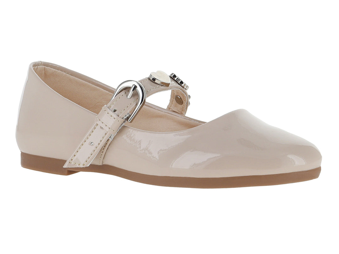 Zapatos planos tipo ballerinas de color avena en acabado charol brillante con correa y hebilla plateada.
