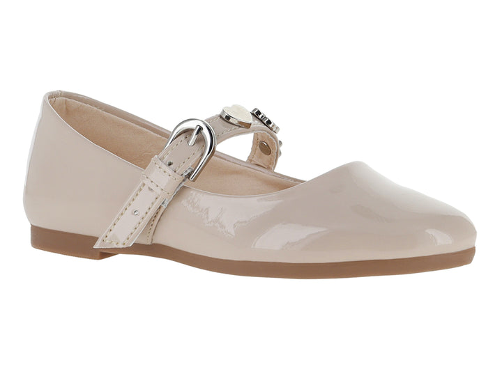 Zapatos planos tipo ballerinas de color avena en acabado charol brillante con correa y hebilla plateada.