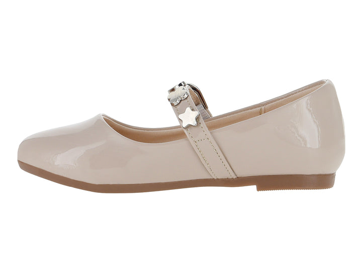 Zapatos planos tipo ballerinas de color avena en acabado charol brillante con correa y hebilla plateada.