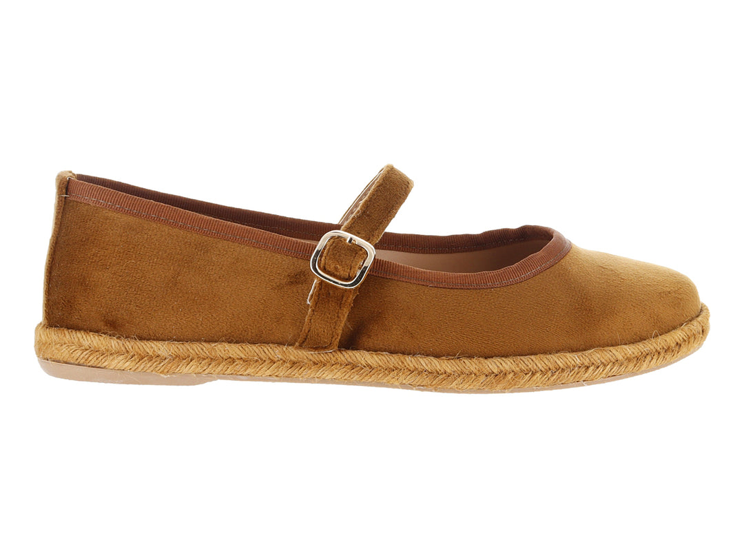 Zapato plano tipo ballerina color melle oscuro con suela de yute y correa con hebilla metálica.