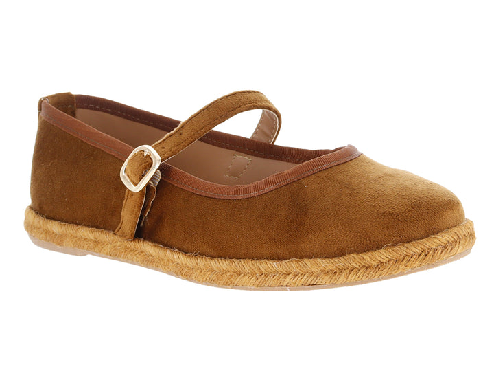 Zapato plano tipo ballerina color melle oscuro con suela de yute y correa con hebilla metálica.