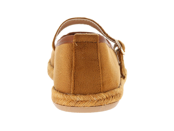 Zapato plano tipo ballerina color melle oscuro con suela de yute y correa con hebilla metálica.