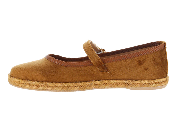 Zapato plano tipo ballerina color melle oscuro con suela de yute y correa con hebilla metálica.