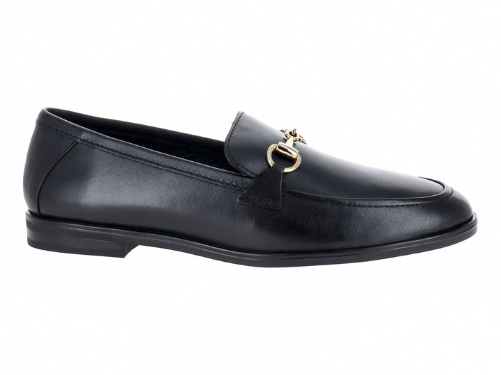 Mocasín Gino Cherruti de cuero negro con detalle de herraje dorado en el empeine.