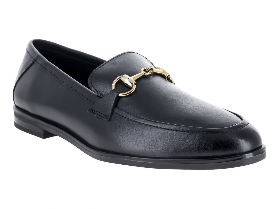 Mocasín Gino Cherruti de cuero negro con detalle de herraje dorado en el empeine.