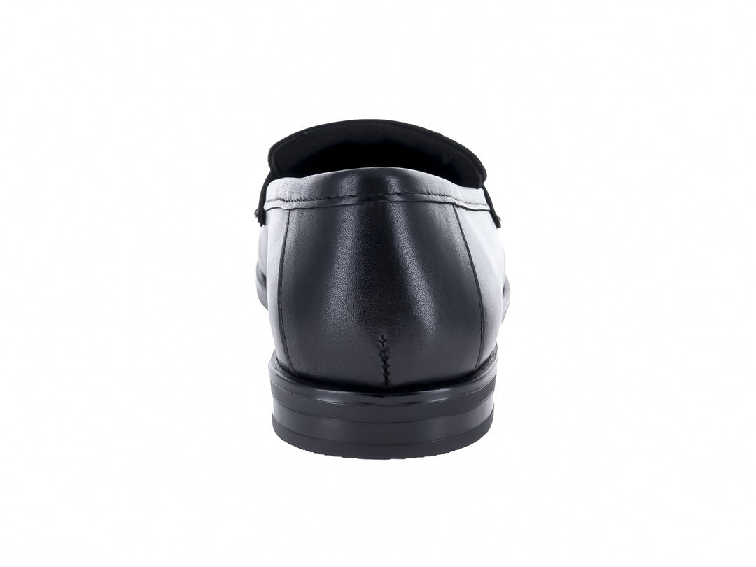 Mocasín Gino Cherruti de cuero negro con detalle de herraje dorado en el empeine.