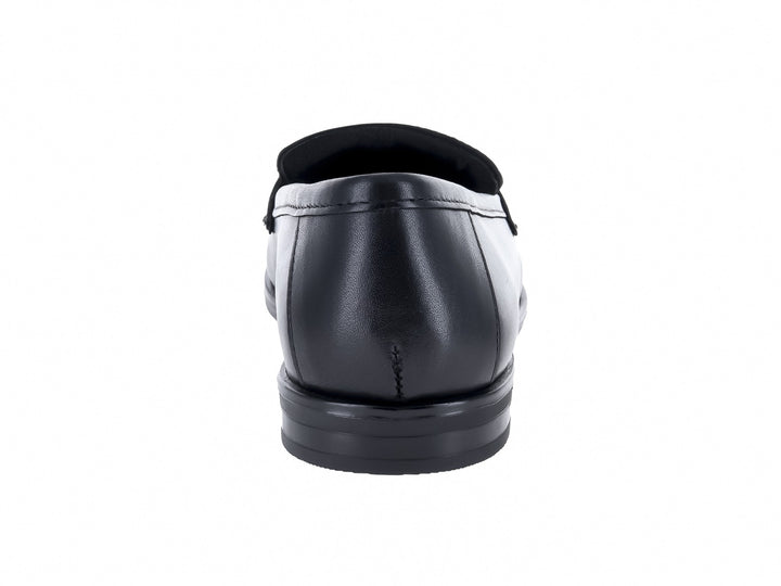 Mocasín Gino Cherruti de cuero negro con detalle de herraje dorado en el empeine.
