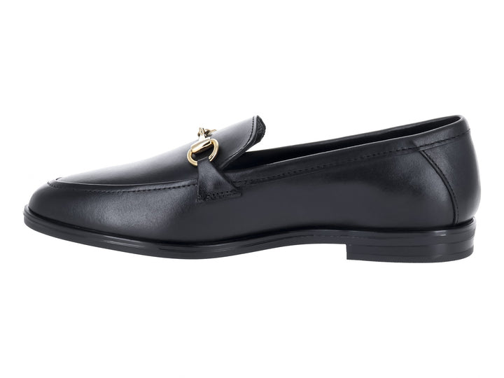 Mocasín Gino Cherruti de cuero negro con detalle de herraje dorado en el empeine.