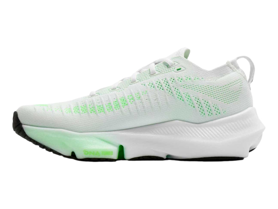 Tenis deportivos Brooks color blanco con detalles y suela en verde neón.