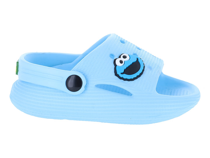 Zapatilla tipo clog color azul claro con detalle de personaje y botón negro.