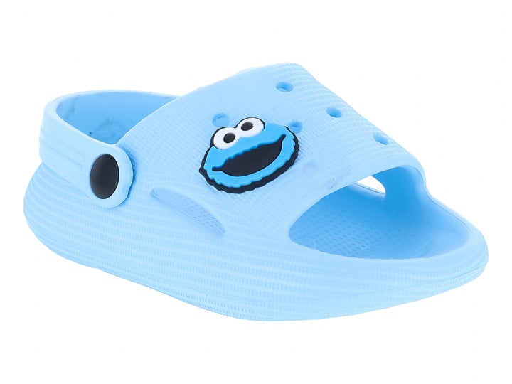 Zapatilla tipo clog color azul claro con detalle de personaje y botón negro.