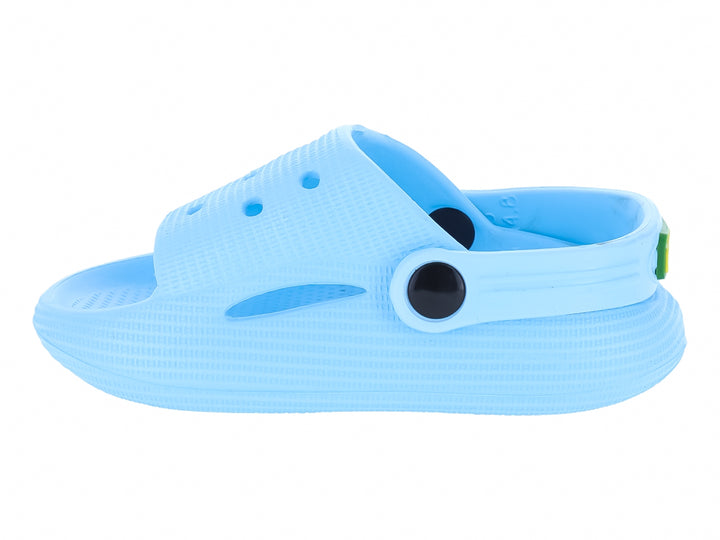 Zapatilla tipo clog color azul claro con detalle de personaje y botón negro.
