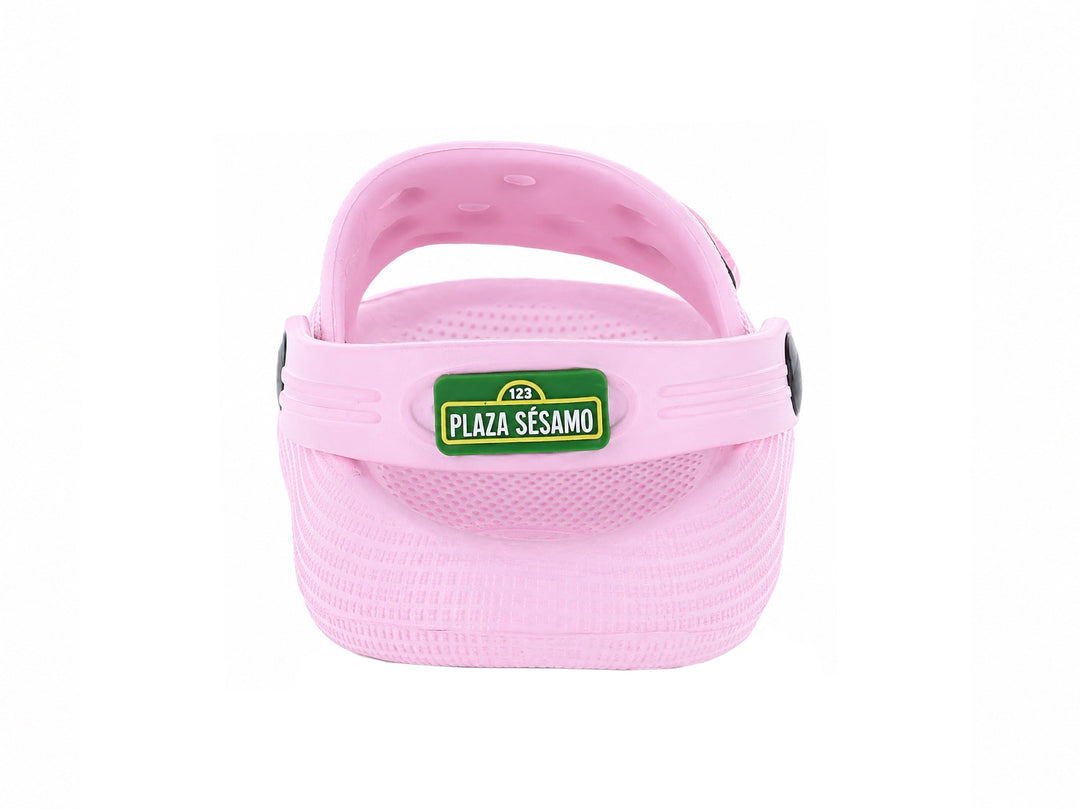 Zueco infantil Karsten de color rosa con detalles en negro y un personaje decorativo.