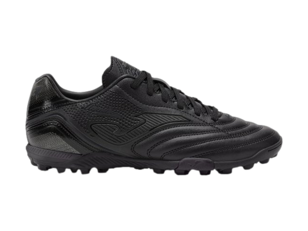 Calzado de fútbol Joma Aguila color negro para hombre con suela de taquetes.