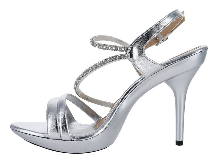 Sandalia de tacón alto color plata con plataforma y detalles brillantes en las correas.