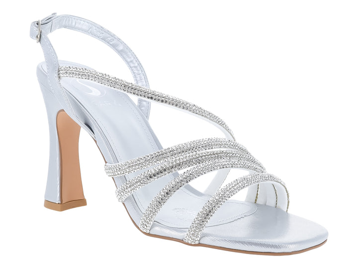 Sandalia de tacón alto color plata con tiras decoradas con pedrería brillante.