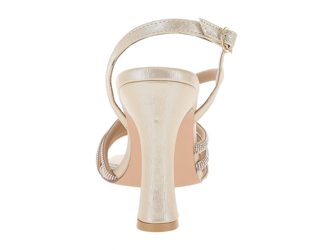 Sandalia de tacón alto color oro inglés con tiras decoradas con brillantes y correa ajustable.