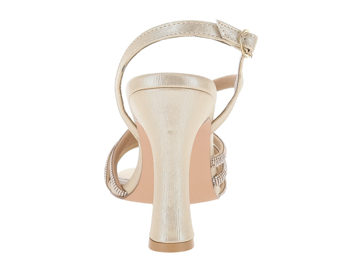Sandalia de tacón alto color oro inglés con tiras decoradas con brillantes y correa ajustable.