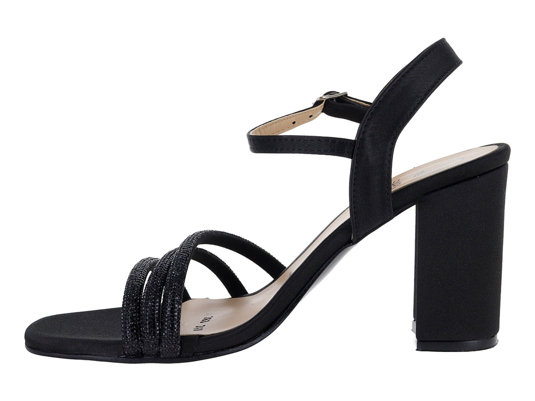 Sandalias negras de tacón cuadrado con tiras brillantes y correa al tobillo.