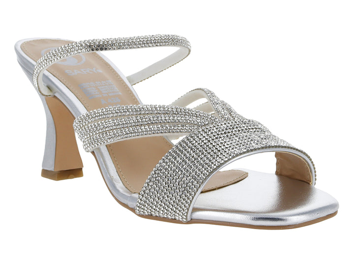 Sandalia de tacón color plata con tiras brillantes y acabado metálico.