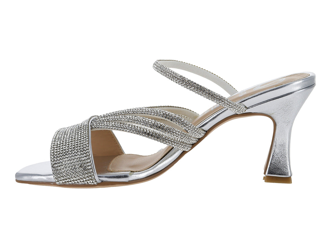 Sandalia de tacón color plata con tiras brillantes y acabado metálico.