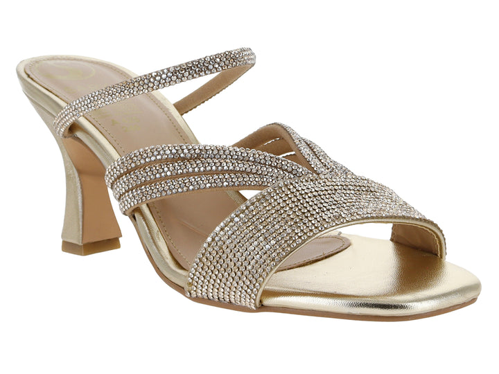 Sandalia color oro inglés con tacón medio y tiras decoradas con brillantes.