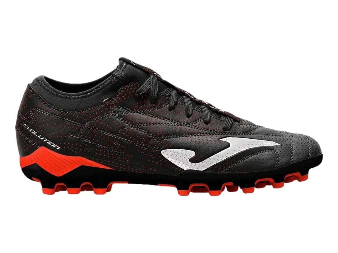 Zapato de fútbol Joma Evos en color negro con suela y tacos en color rojo.