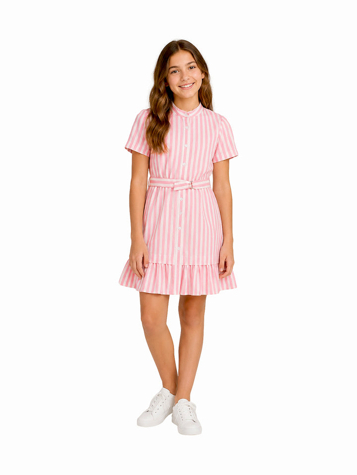 Niña vistiendo un vestido corto de rayas rosas y blancas con cinturón y tenis blancos.