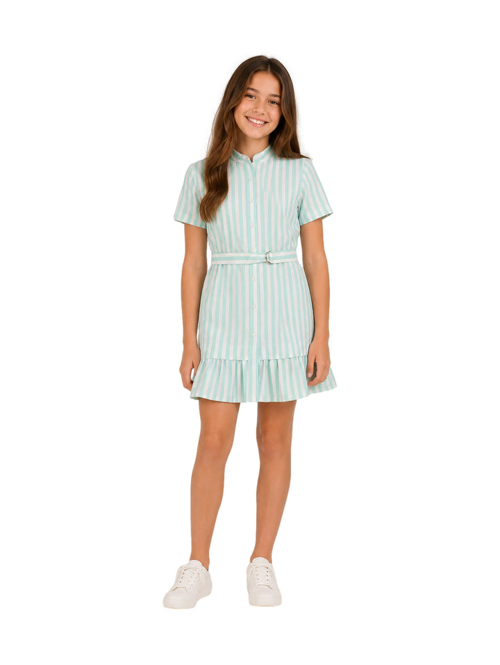 Niña con vestido corto a rayas verticales color menta y blanco, con cinturón y volante en el ruedo.