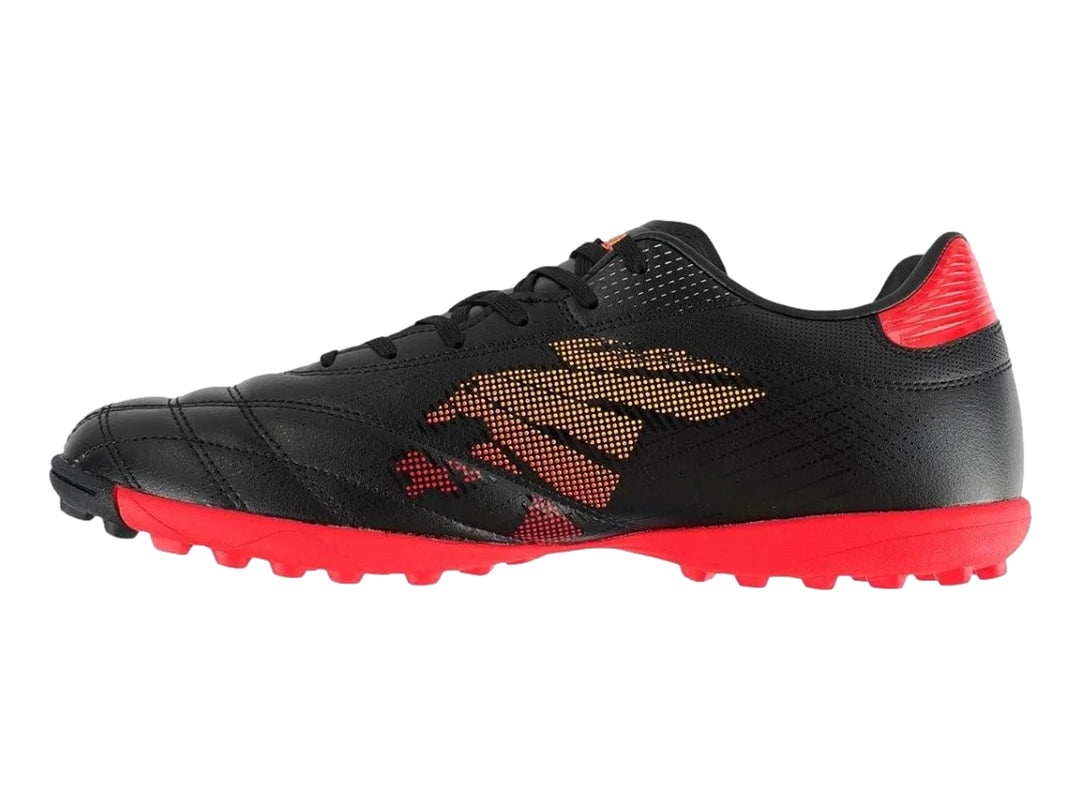 Zapato de fútbol Joma Toledo color negro con detalles en rojo y amarillo, diseño para superficie artificial.