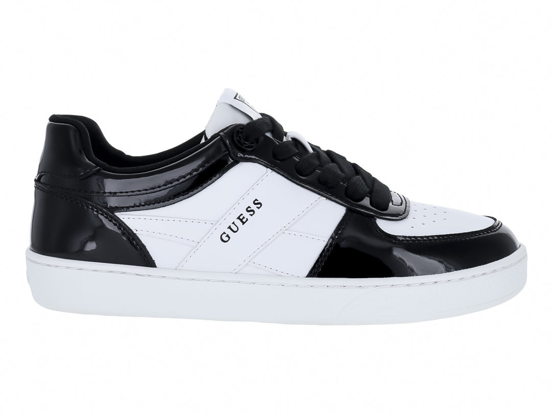 Tenis Guess blancos y negros con detalles en acabado brillante y suela blanca.