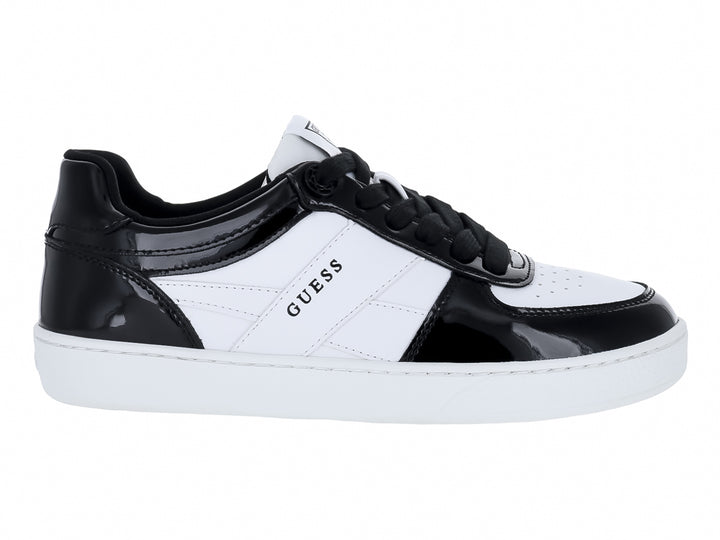 Tenis Guess blancos y negros con detalles en acabado brillante y suela blanca.